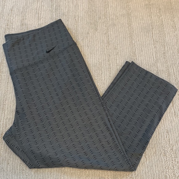Nike Dry Fit Crops - Picture 1 of 8